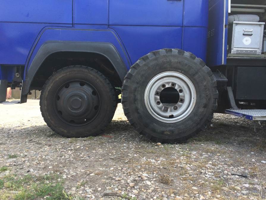 Ein Bild, das LKW, drauen, Boden, geparkt enthlt.

Automatisch generierte Beschreibung