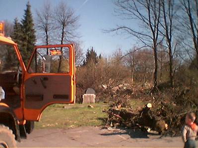 Ein Bild, das drauen, Baum, Himmel, Transport enthlt.

Automatisch generierte Beschreibung