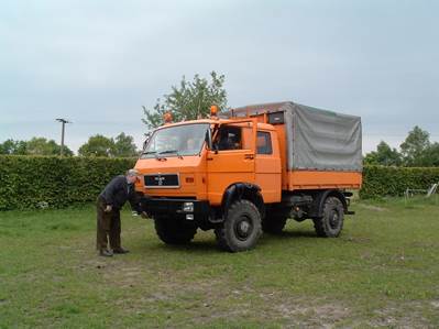 Ein Bild, das Gras, drauen, Himmel, LKW enthlt.

Automatisch generierte Beschreibung