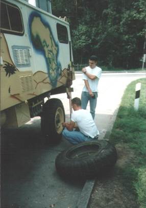 Ein Bild, das drauen, Baum, Transport, Militrfahrzeug enthlt.

Automatisch generierte Beschreibung