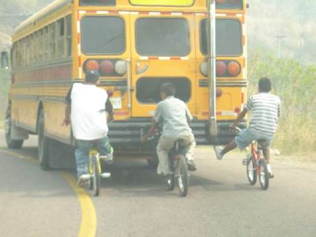 Ein Bild, das drauen, Strae, Bus, fahrend enthlt.

Automatisch generierte Beschreibung