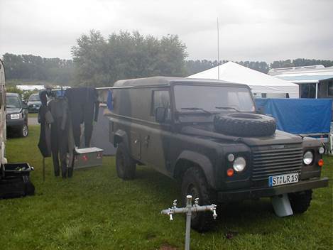 Ein Bild, das Gras, drauen, Himmel, Auto enthlt.

Automatisch generierte Beschreibung